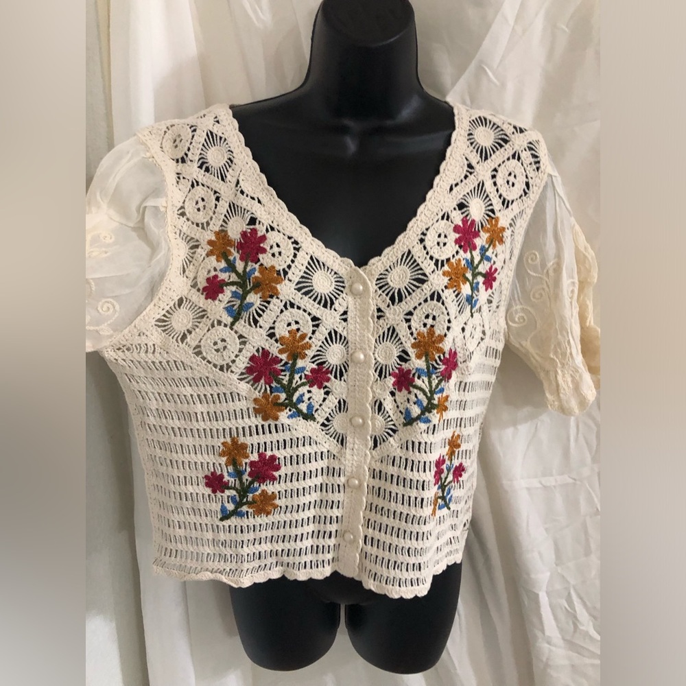 Cream crochet floral scallop neckline pearlescent button cardigan top size Large